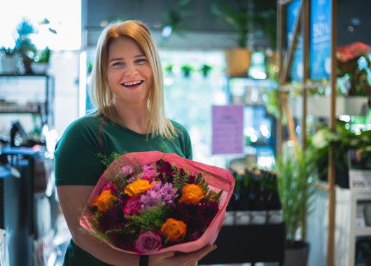 Hanne Lulu Holst med årets Rosa sløyfe-bukett Hanne Lulu Holst med årets Rosa sløyfe-bukett