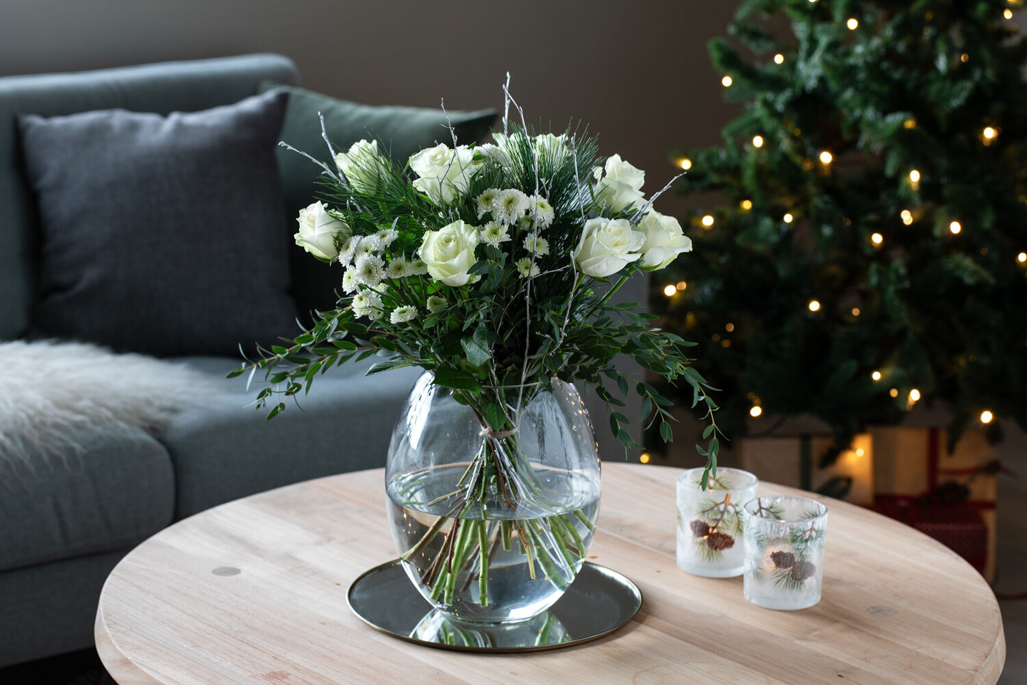 Hvit julebukett med roser