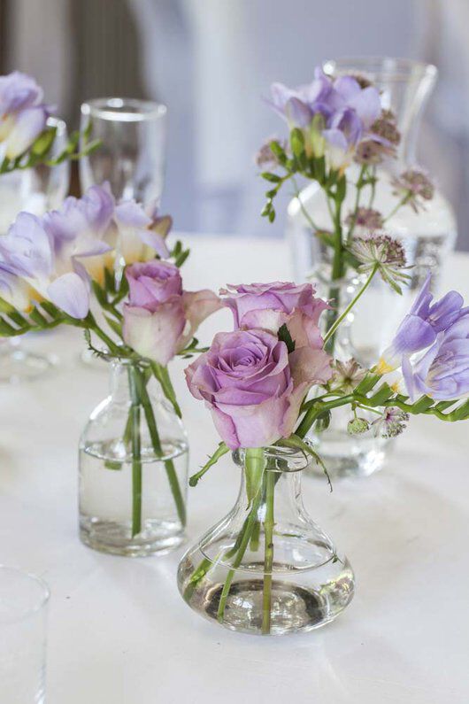 festbord pyntet med små Dalebekken vaser og blomster festbord pyntet med små Dalebekken vaser og blomster