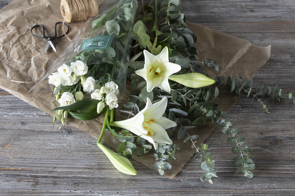 3for2_bukett_hvite liljer_eucalyptus