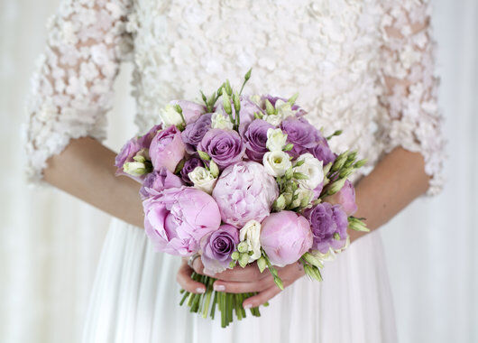 brudebukett med peoner og rosa roser