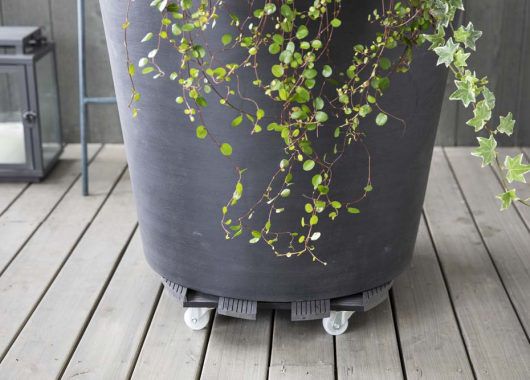 floorprotector med hjul gjør at det også blir enklere å flytte krukken floorprotector med hjul gjør at det også blir enklere å flytte krukken