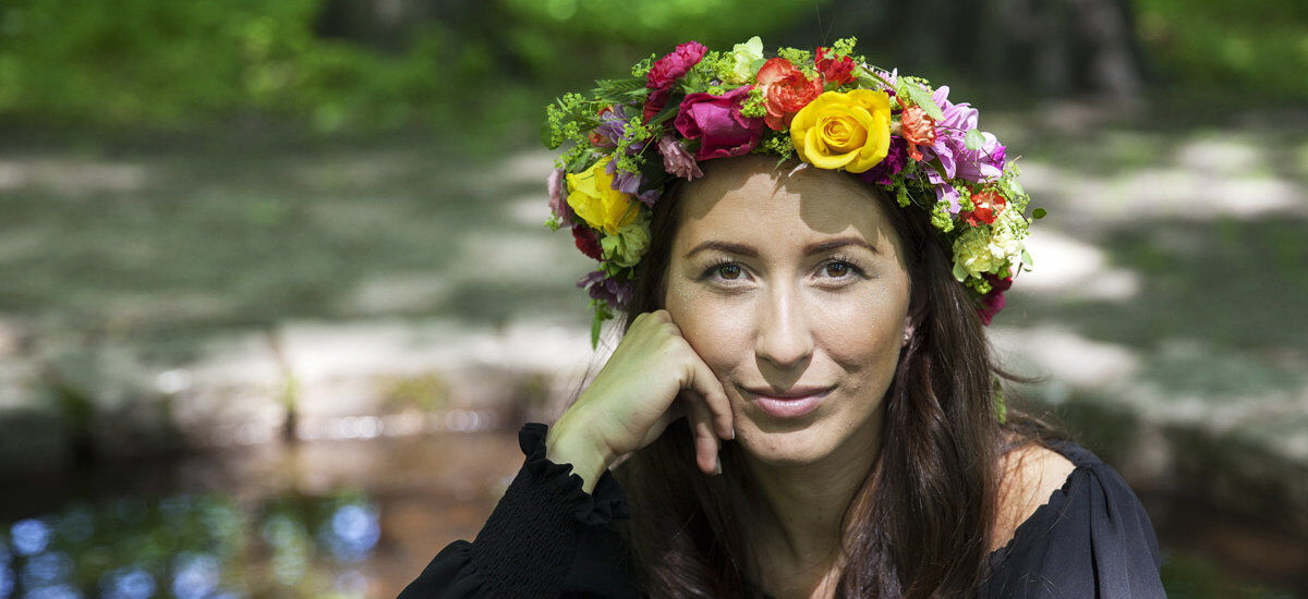 Pynt deg med blomsterkrans i håret