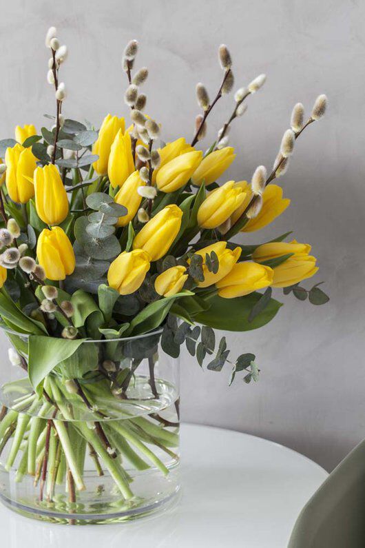 bukett med gule tulipaner, gåsunger og eukalyptus bukett med gule tulipaner, gåsunger og eukalyptus