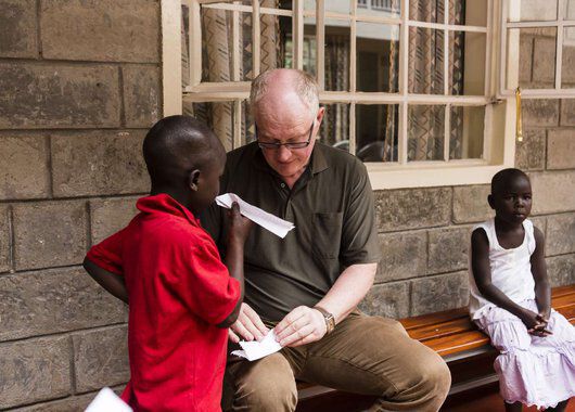 Erling Ølstad bretter papirfly på Kipchamgaa Children’s Home Erling Ølstad bretter papirfly på Kipchamgaa Children’s Home