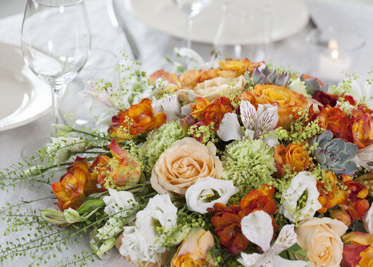 festbordet pyntet med blomster i gylne farger festbordet pyntet med blomster i gylne farger