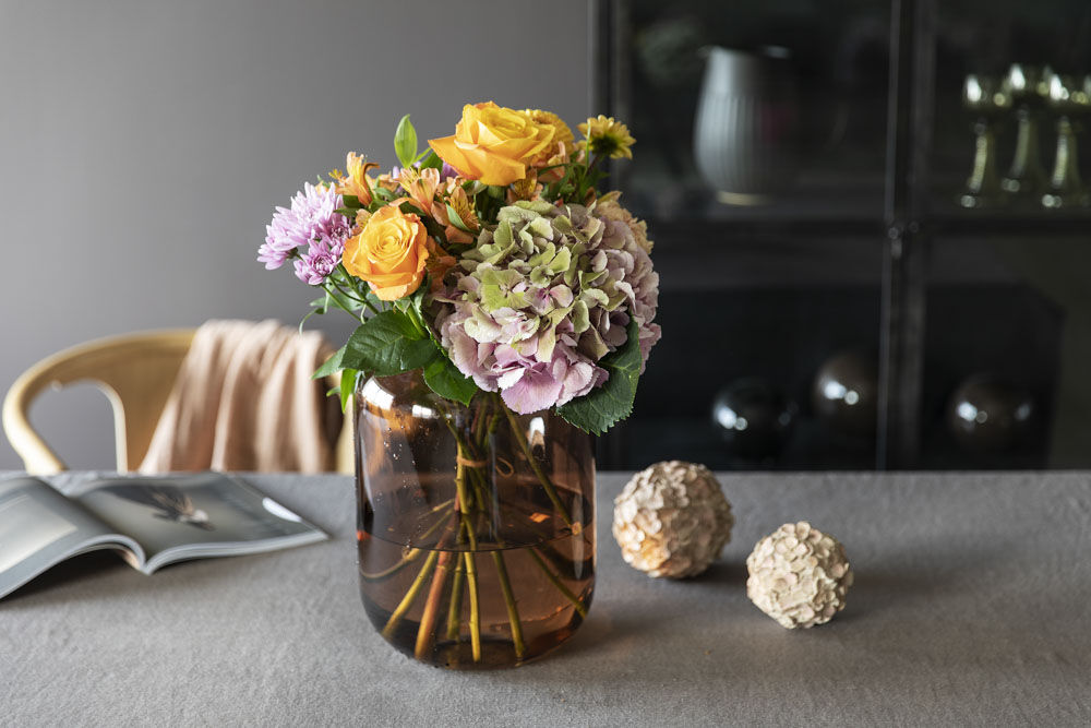 Leaf vase med høstblomster Leaf vase med høstblomster