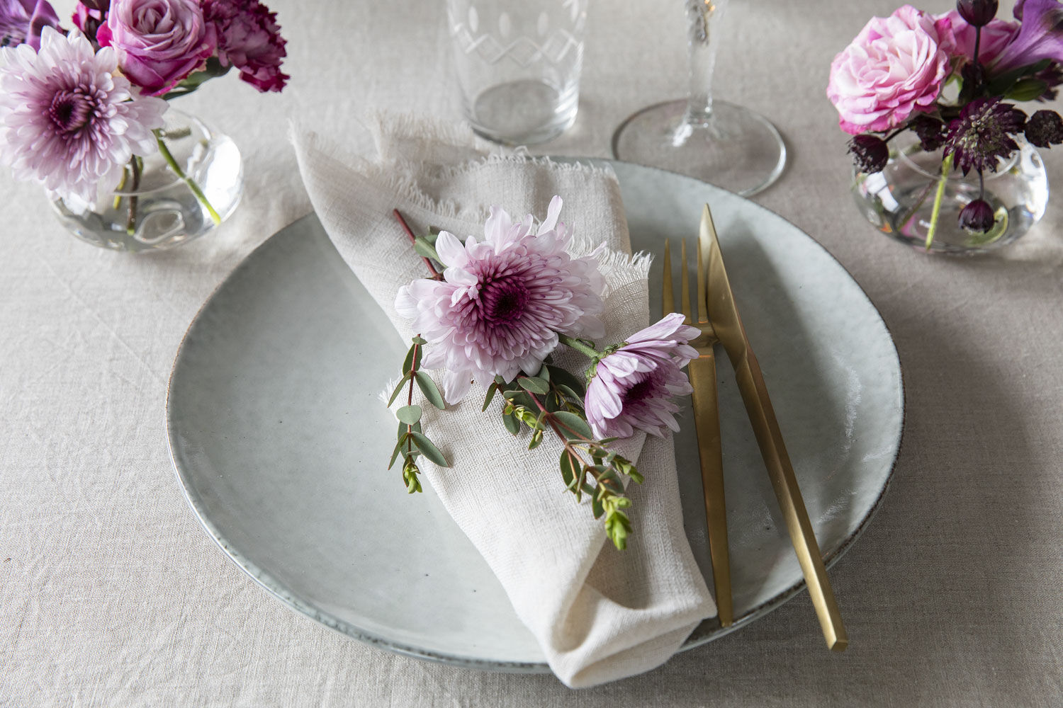 Pynt kuverten med vakre blomster.