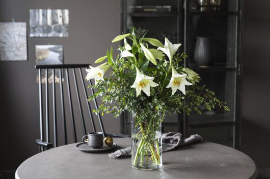 3for2_bukett med liljer og eucalyptus 3for2_bukett med liljer og eucalyptus