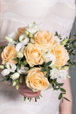 brudepikebukett med fersken roser