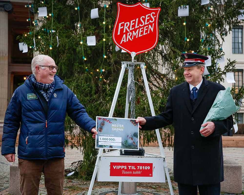 Administrenrende direktør i Mester Grønn Erling Ølstad overleverte 1 million kroner til Frelsesarmeen. Administrenrende direktør i Mester Grønn Erling Ølstad overleverte 1 million kroner til Frelsesarmeen.