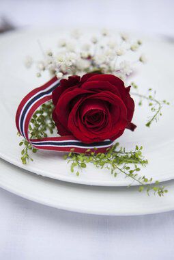 enkel kuvertpynt med rose og brudeslor enkel kuvertpynt med rose og brudeslor