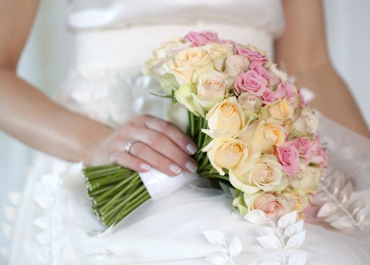 klassisk brudebukett med roser i fersken og rosa