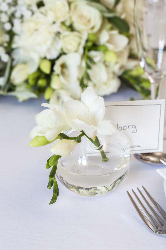 Vase og bordkortholder med blomst
