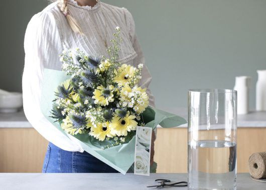 bukett med gule germini, asters og eryngium bukett med gule germini, asters og eryngium