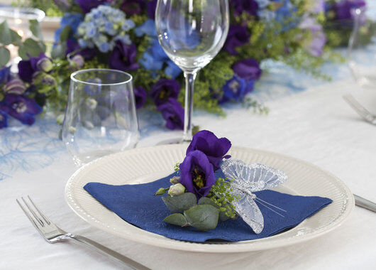enkel og vakker kuvertpynt med blålilla lisianthus