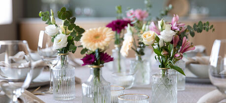 festbord pyntet med småvaser og blomster