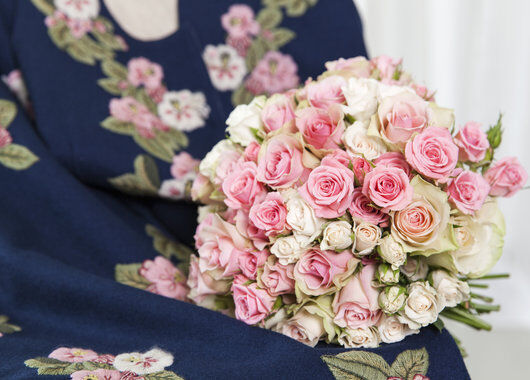 brudebukett med roser i rosa_fersken og hvit
