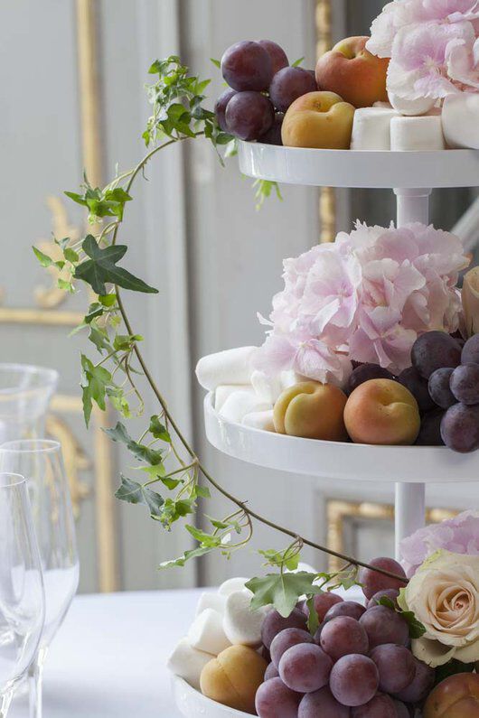 festbord med stettfat pyntet med frukt og blomster festbord med stettfat pyntet med frukt og blomster