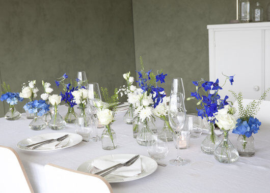 pyntet bord med blå og hvite blomster i små Dalebekken vaser pyntet bord med blå og hvite blomster i små Dalebekken vaser