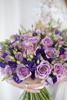 brudebukett med lisianthus og roser i lillatoner brudebukett med lisianthus og roser i lillatoner