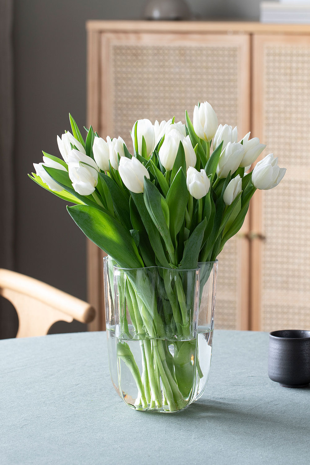 Curvy glassvase med tulipaner