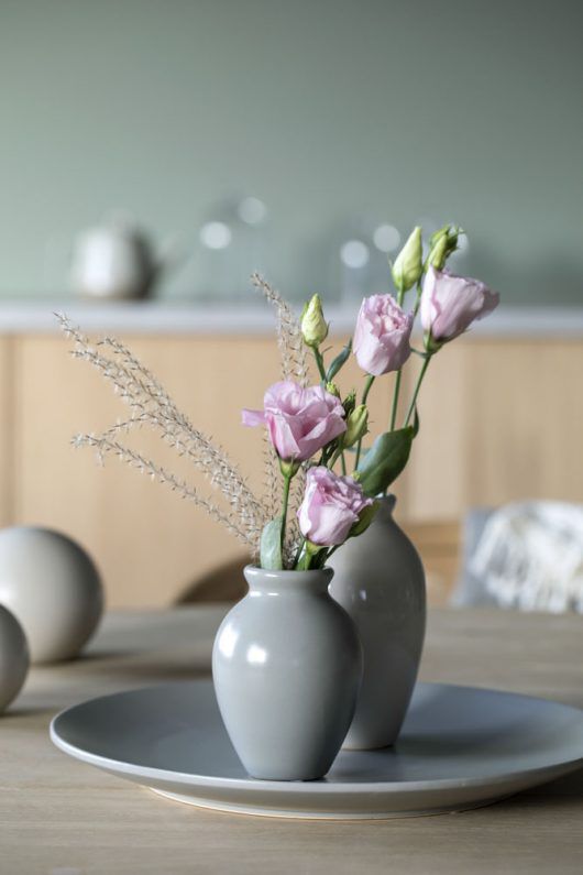 Florum vaser pyntet med lisianthus og eucalyptus Florum vaser pyntet med lisianthus og eucalyptus