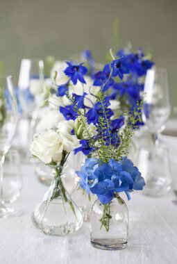 riddersporer og hortensia i blå og hvit på festbordet