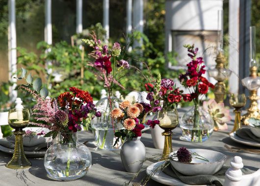 pynt bordet med flere ulike vaser med vakre sommerblomster