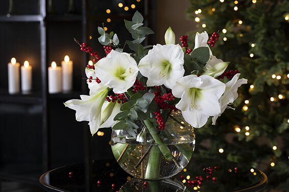 hvit julebukett med roser hvit julebukett med roser