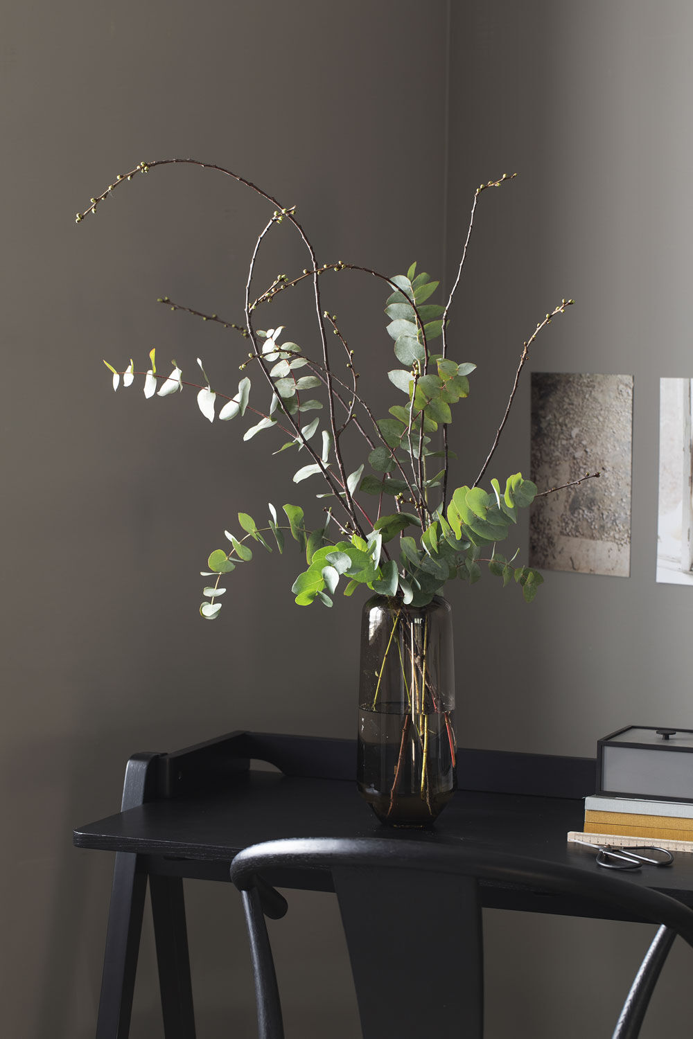 Misty glassvase med eukalyptus og kirsebærgrener. Misty glassvase med eukalyptus og kirsebærgrener.