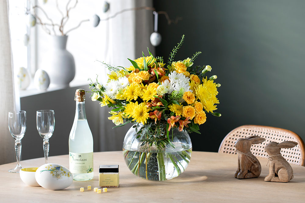 Interiør- og blomsterbilde med klikkbare elementer