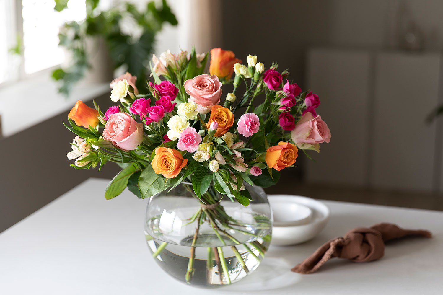 Interiør- og blomsterbilde med klikkbare elementer