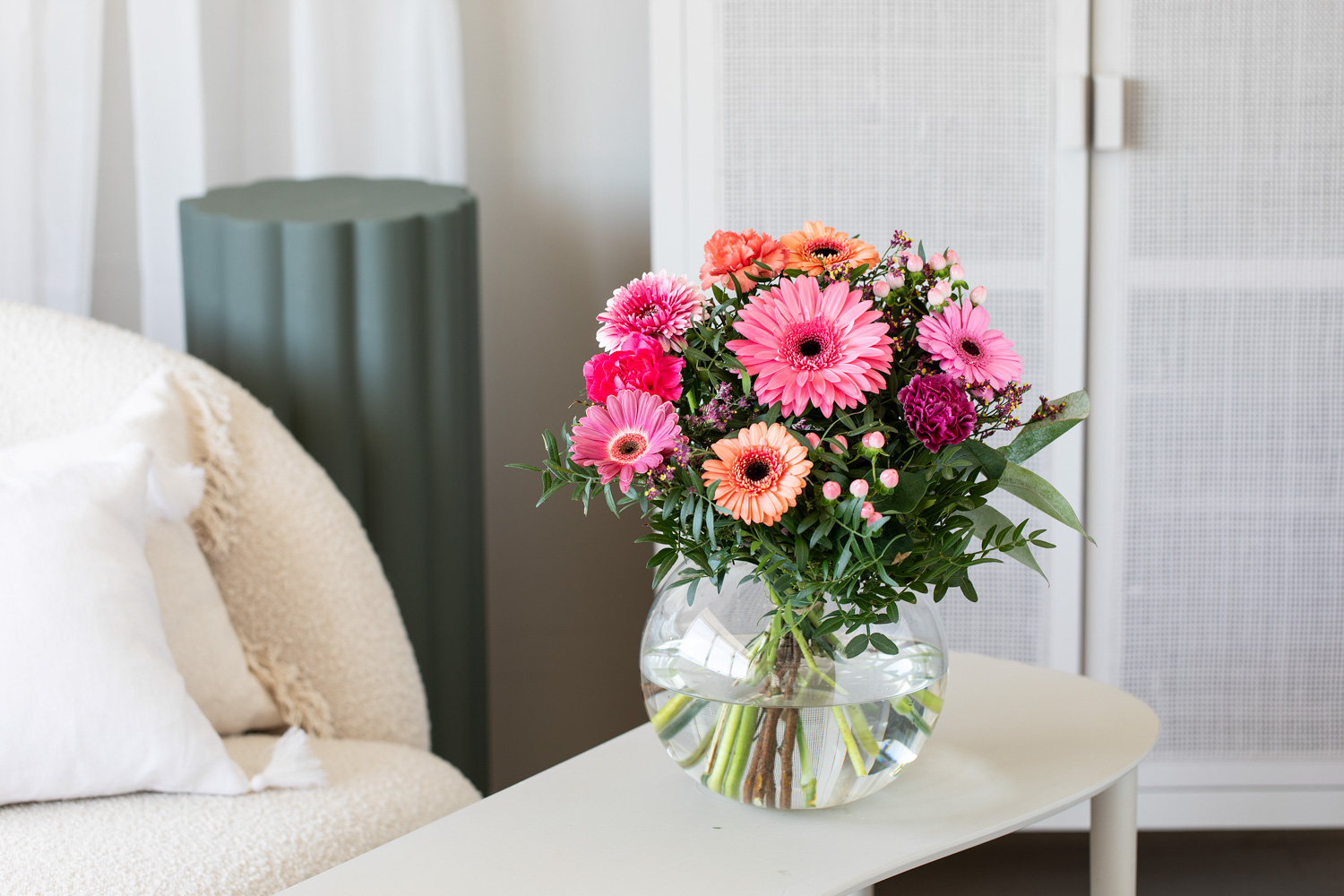 Interi&oslash;r- og blomsterbilde med klikkbare elementer