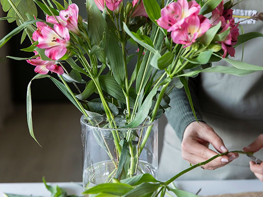 Få blomstene til å stå perfekt i vasen