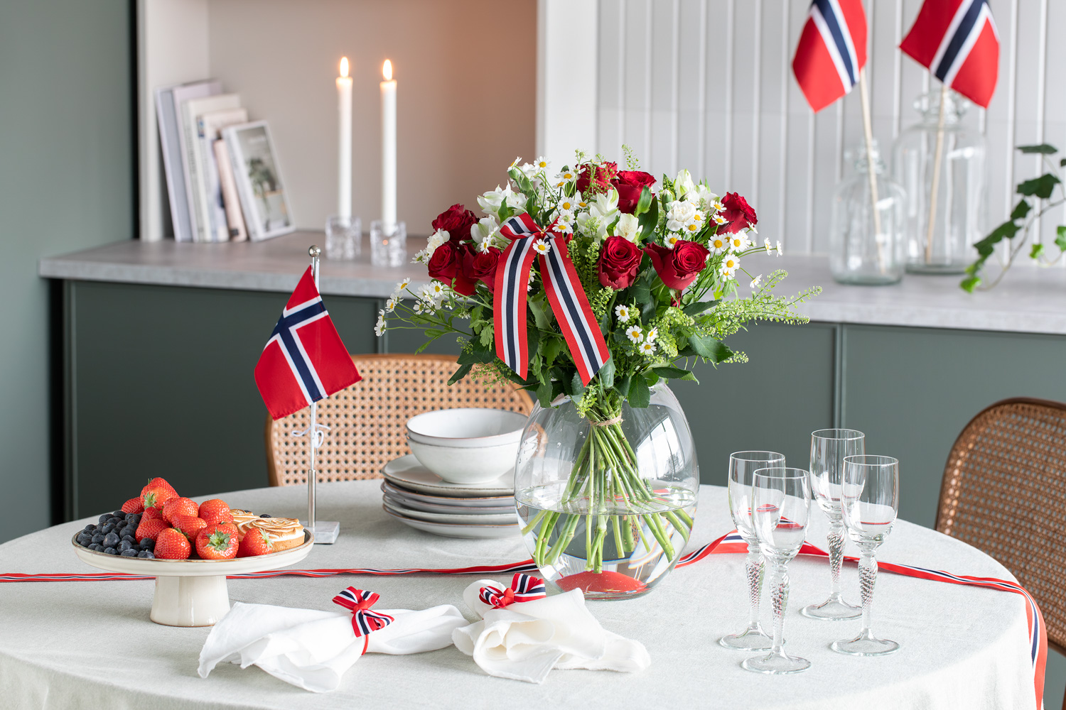 Interi&oslash;r- og blomsterbilde med klikkbare elementer