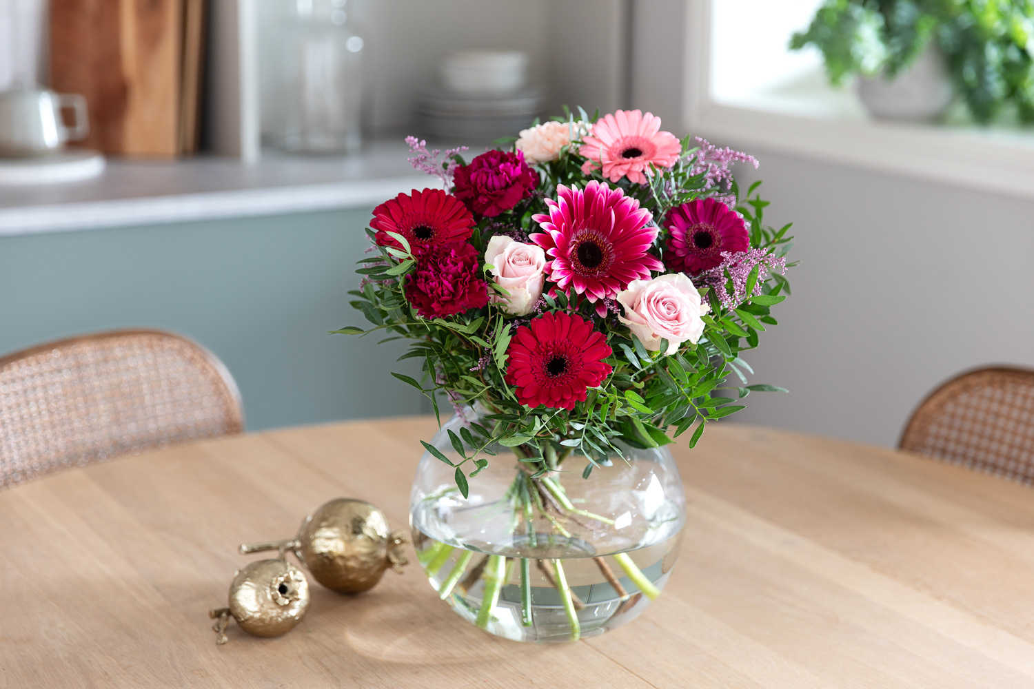 Interiør- og blomsterbilde med klikkbare elementer