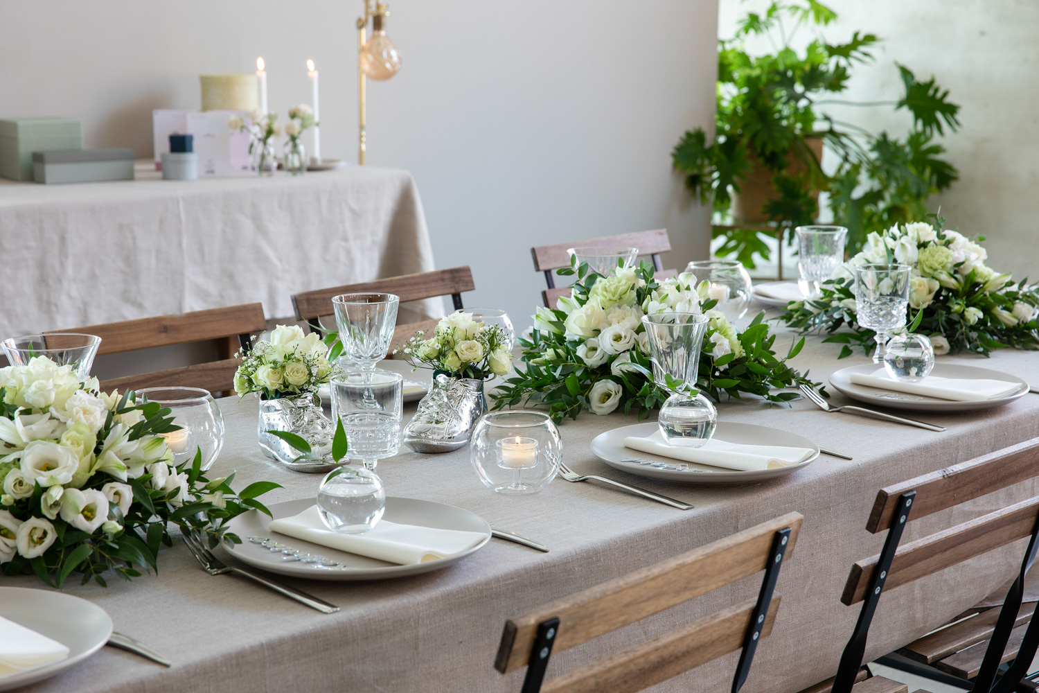 Pynte bord med hvite blomster