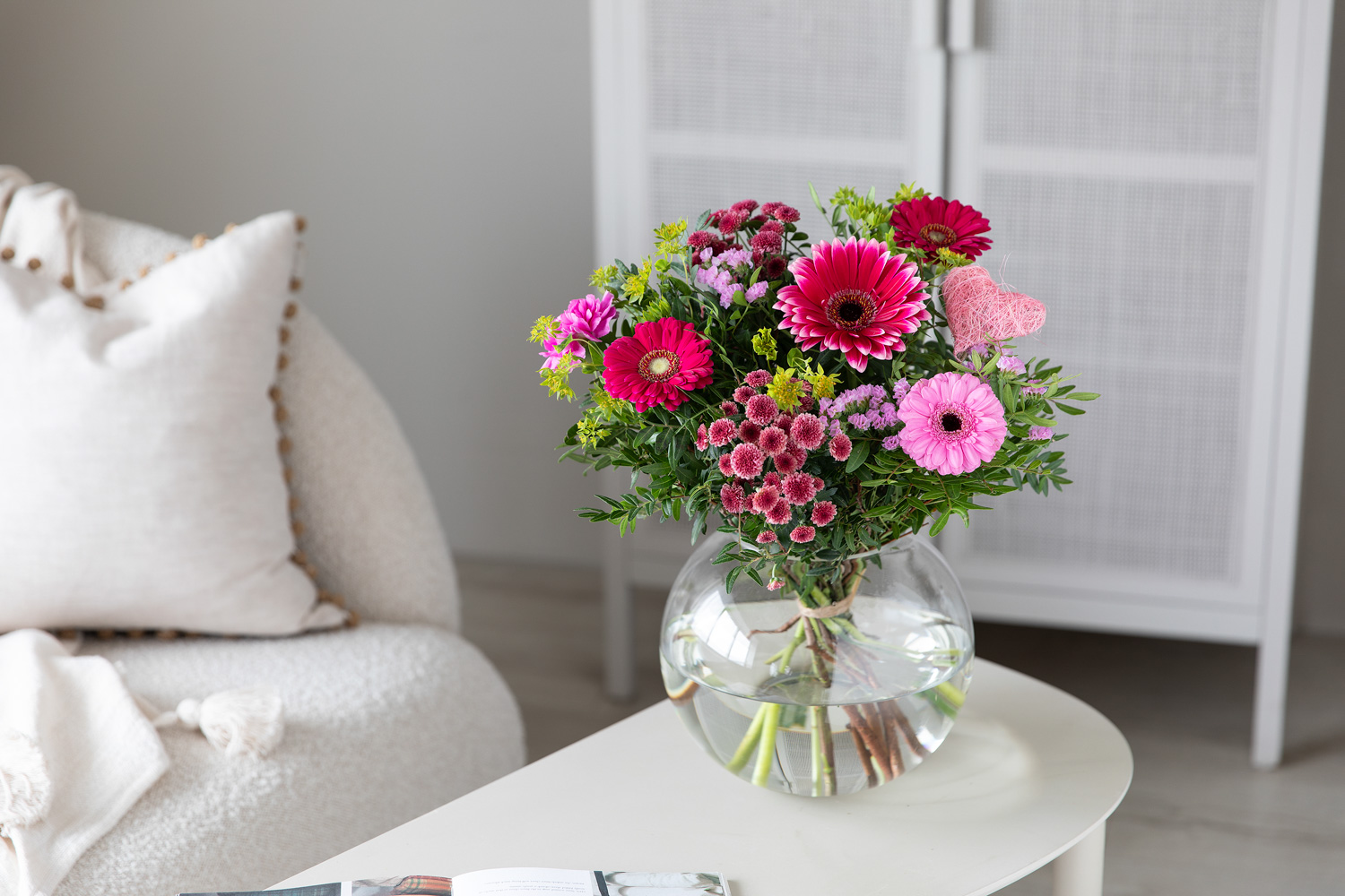 Interi&oslash;r- og blomsterbilde med klikkbare elementer