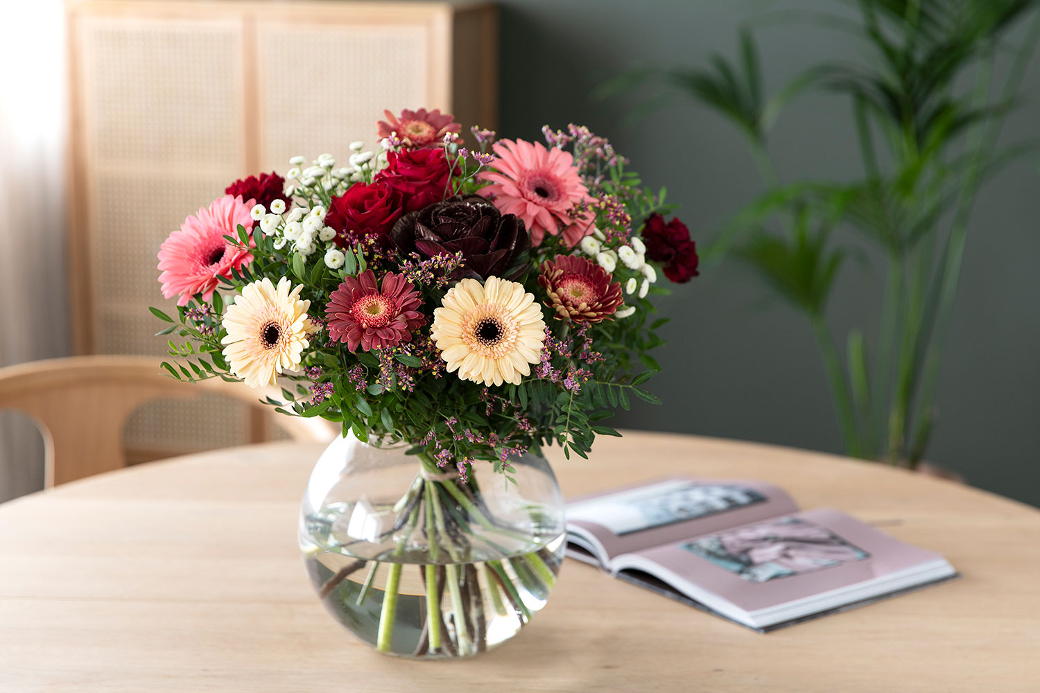Interiør- og blomsterbilde med klikkbare elementer
