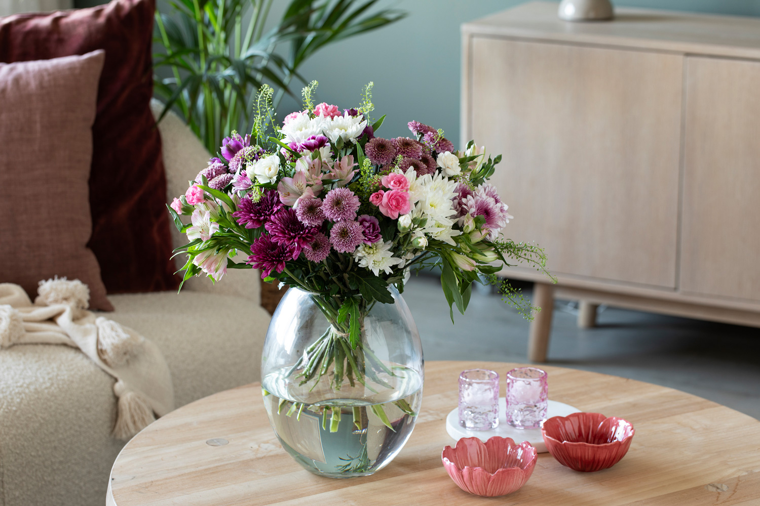 Interiør- og blomsterbilde med klikkbare elementer