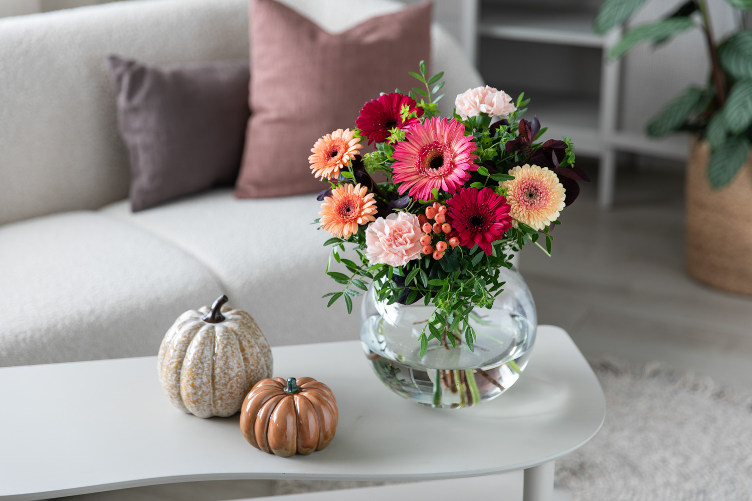 Interiør- og blomsterbilde med klikkbare elementer