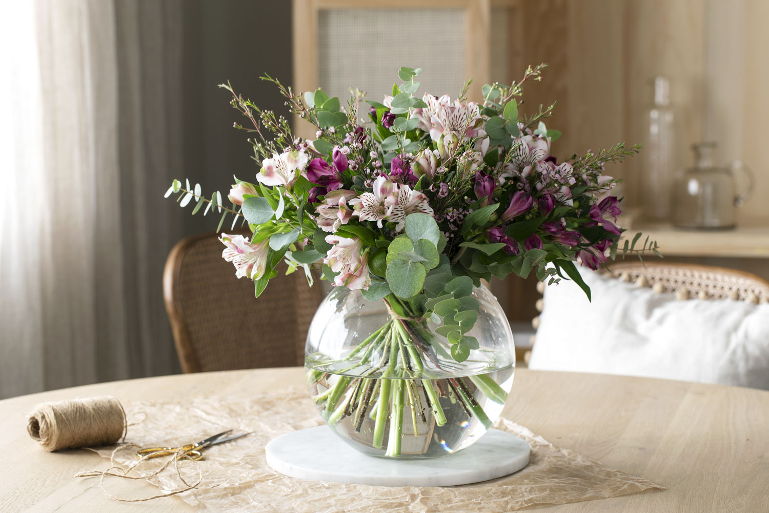 Interiør- og blomsterbilde med klikkbare elementer