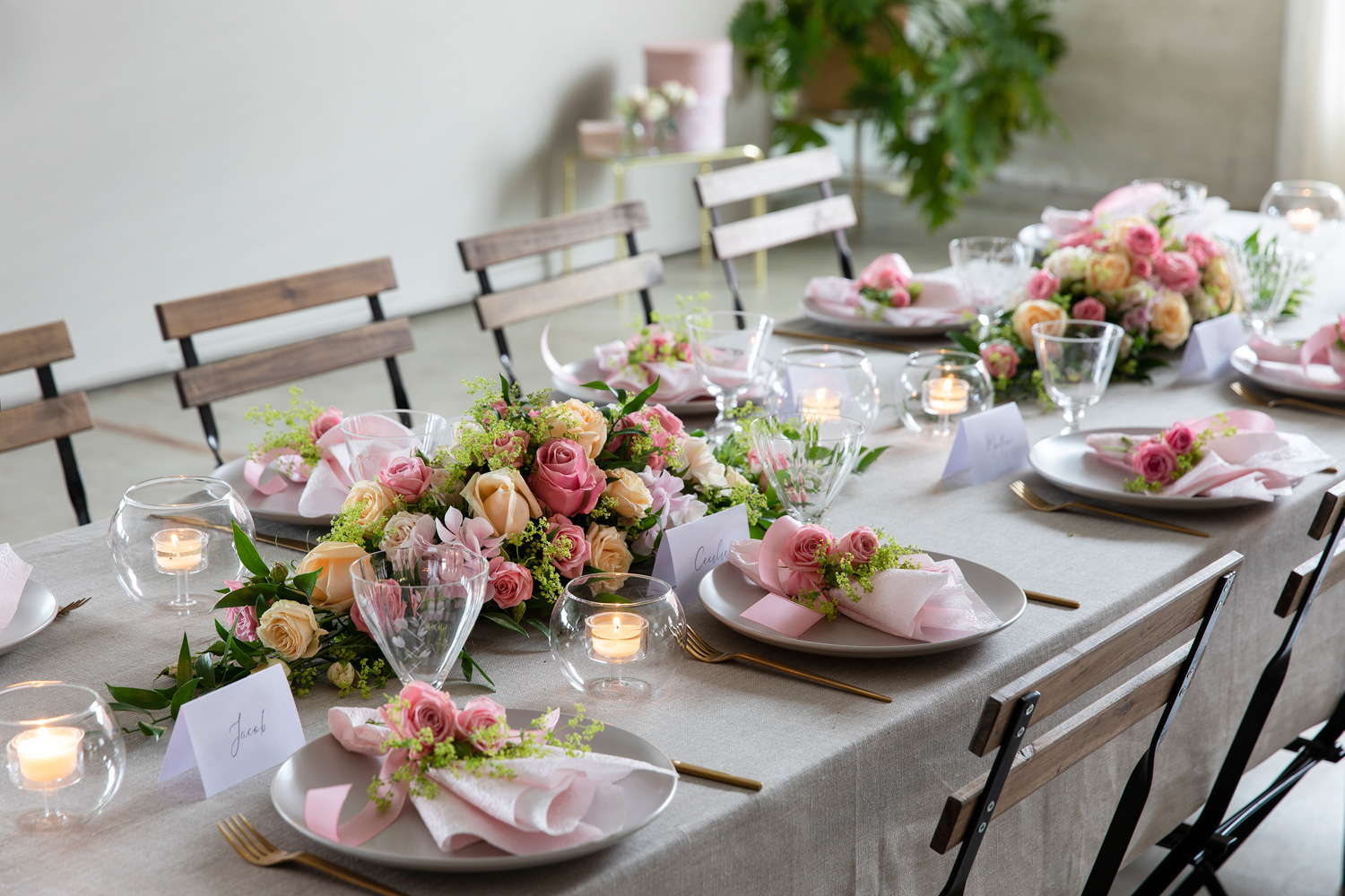 Pynte bord med rosa blomster