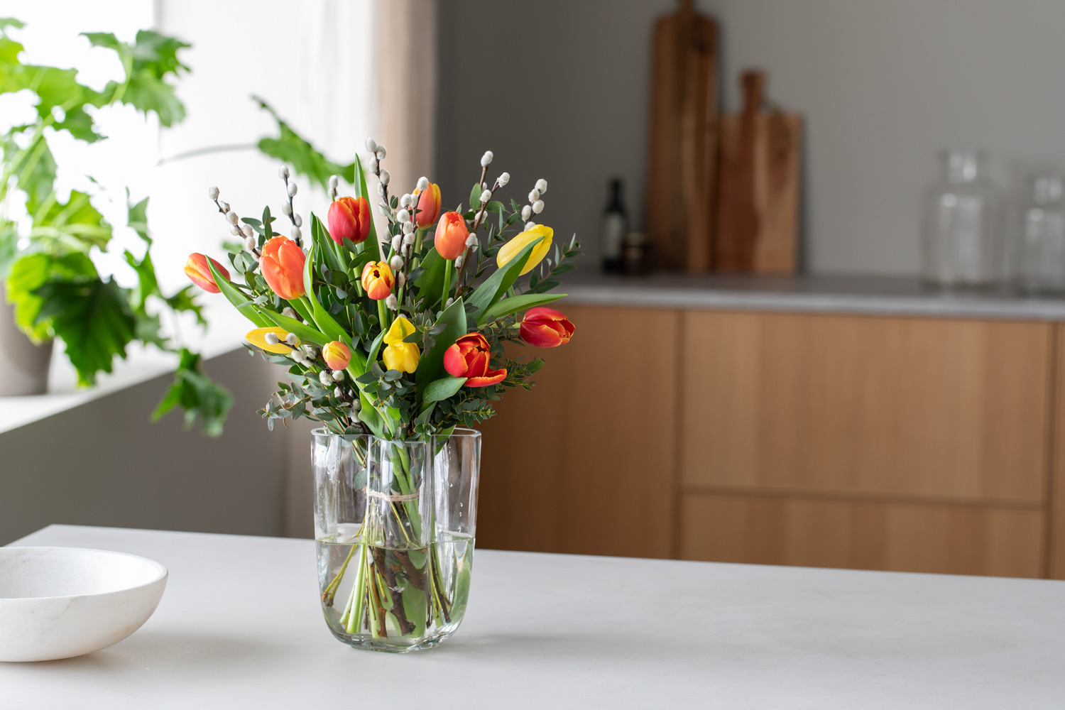 Interi&oslash;r- og blomsterbilde med klikkbare elementer