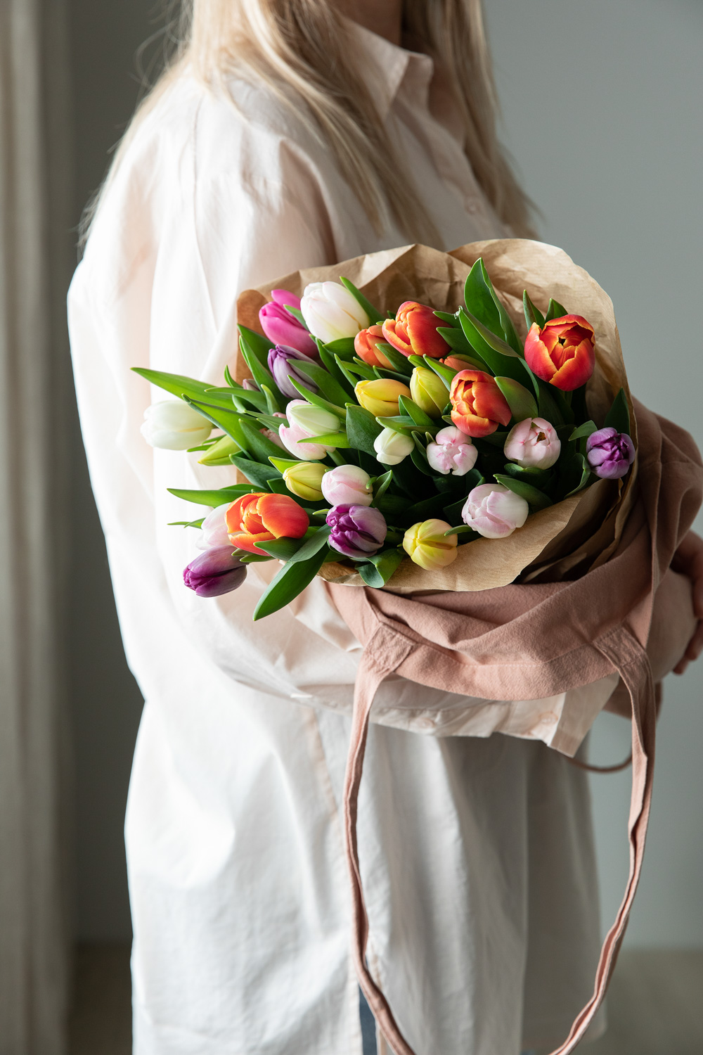 Interiør- og blomsterbilde med klikkbare elementer